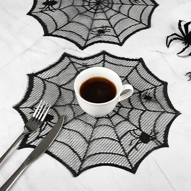 2枚または4枚セットの蜘蛛の巣模様の黒いレースのテーブルクロ - Spider Web Halloween Decoration のレビューと価格